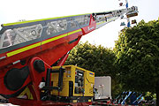 Mit Unterstützung der Berufsfeuerwehr - Maibaum aufstellen 2017 in Perlach (Foto: Martin Schmitz)